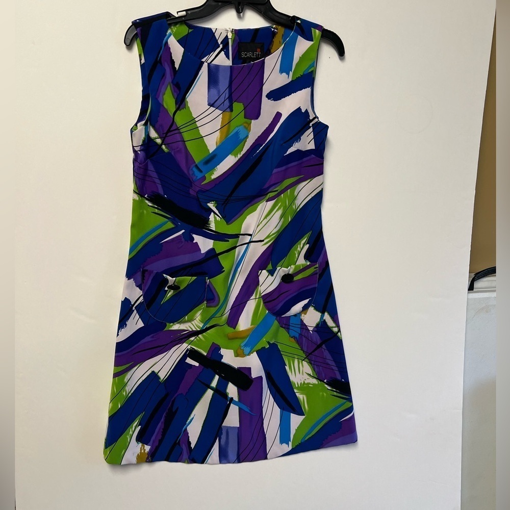 SCARLETT COLORFUL SLEEVELESS DRESS. SIZE 6. Has two front pockets.